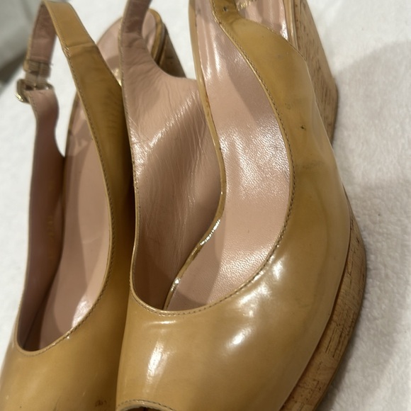 Stuart Weitzman Riviera Tan Patent Leather Peep Toe Sling Back Cork Wedges 9.5 - Picture 5 of 12